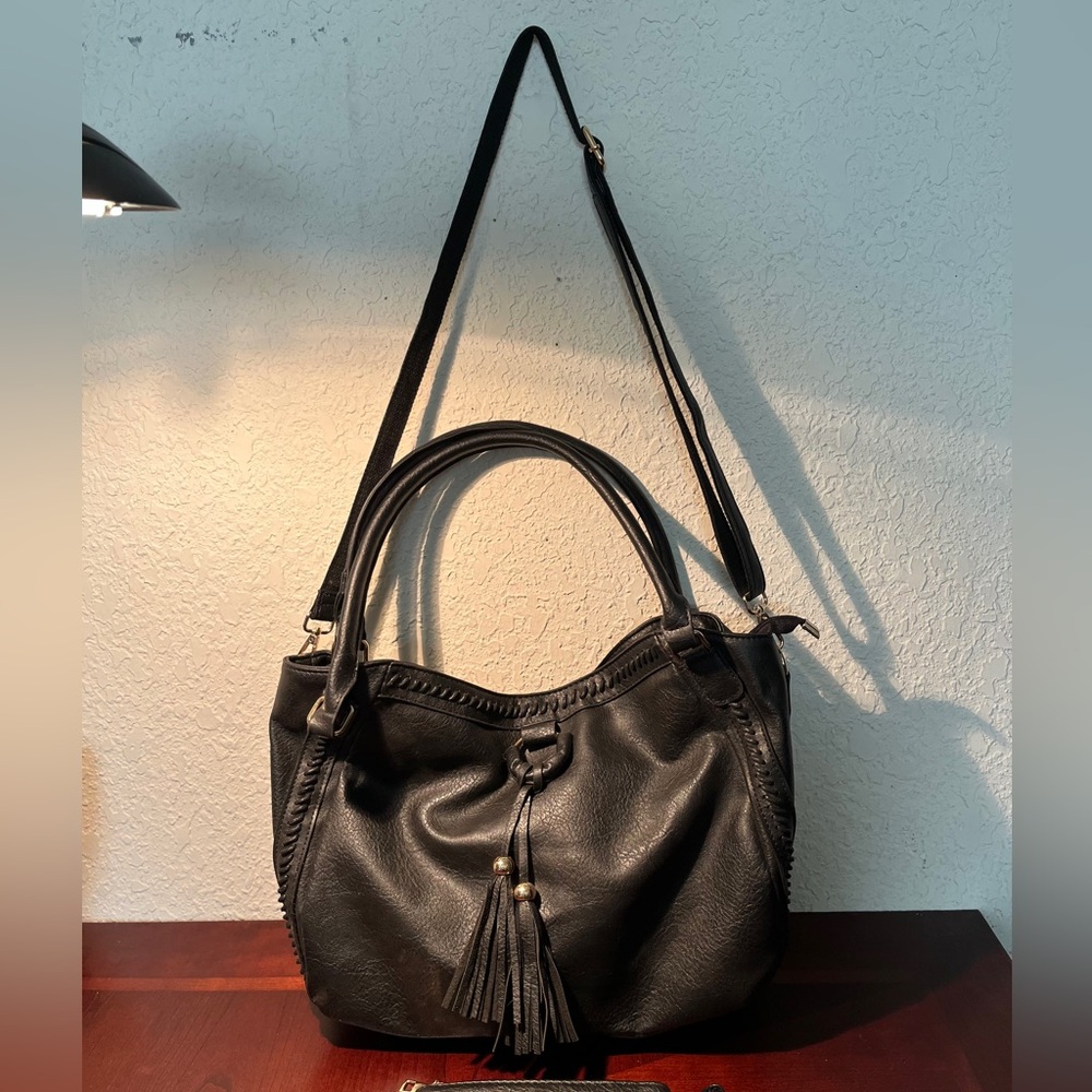 Chic Black Crossbody Bag with Tassel Detail - Picture 3 of 10